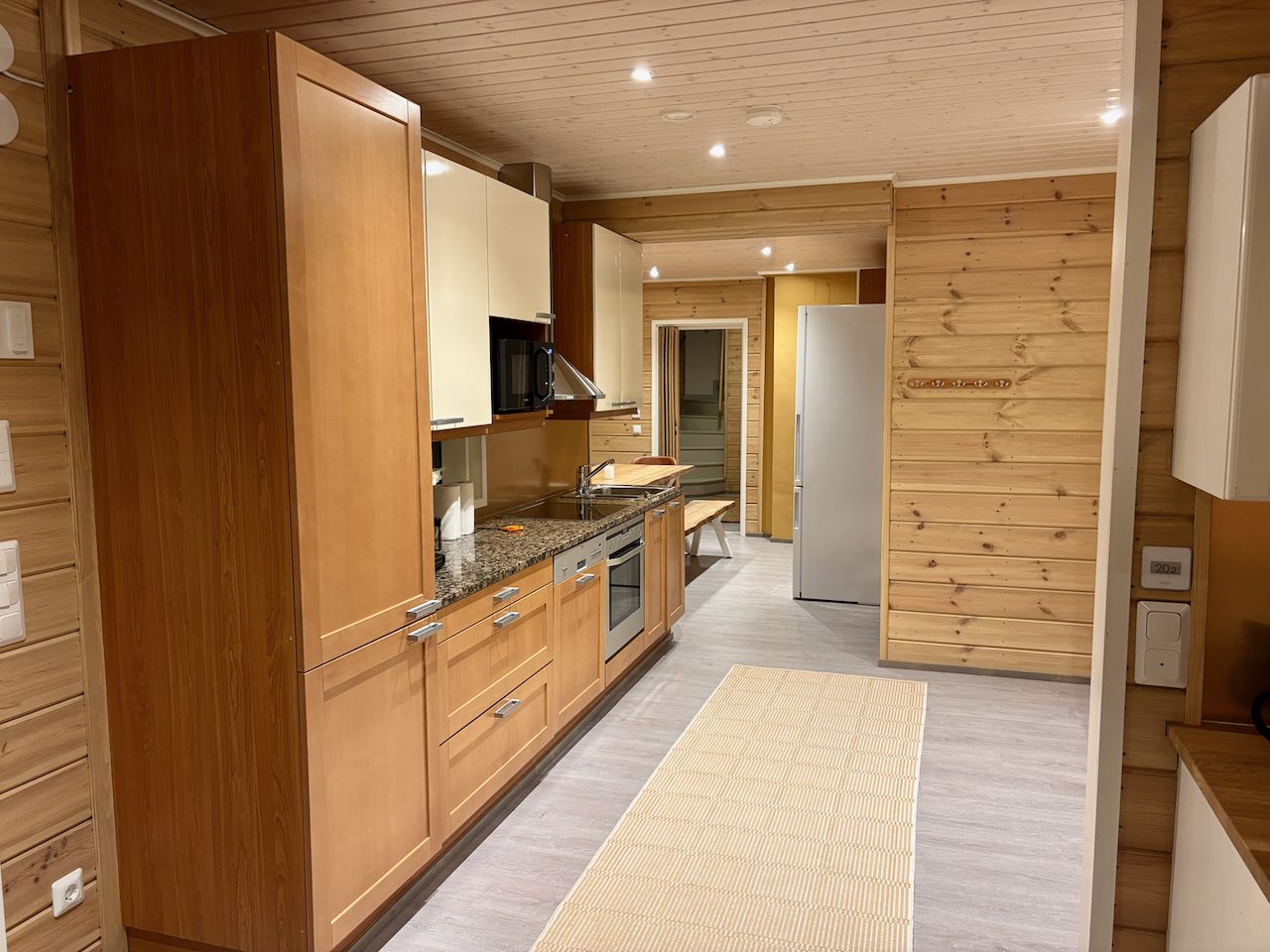 Keittiöstä ruokailutilaan